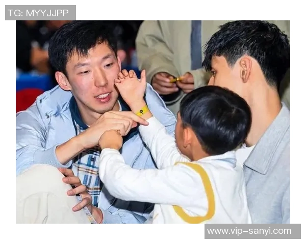 周琦儿子糊糊与曾凡博亲密互动温馨瞬间引发关注