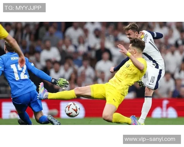 差点出事！热刺后场出球被断，勒温得球后扫射高出横梁