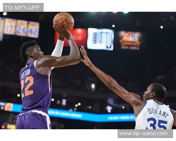 芬奇称赞迪林厄姆与里德默契配合突破篮下表现出色